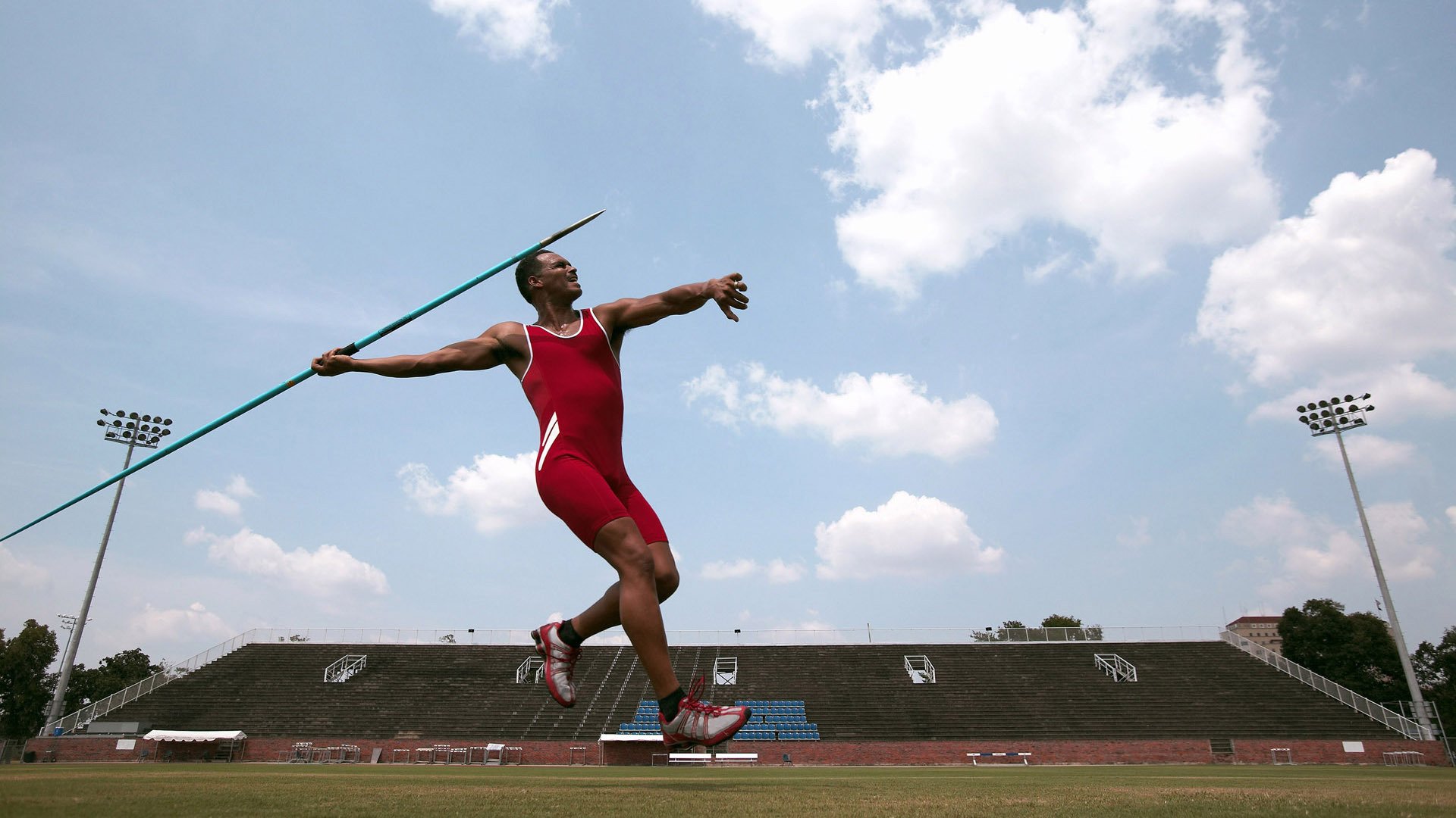 世界杯：裁判组执法标准差异引发各国媒体热议